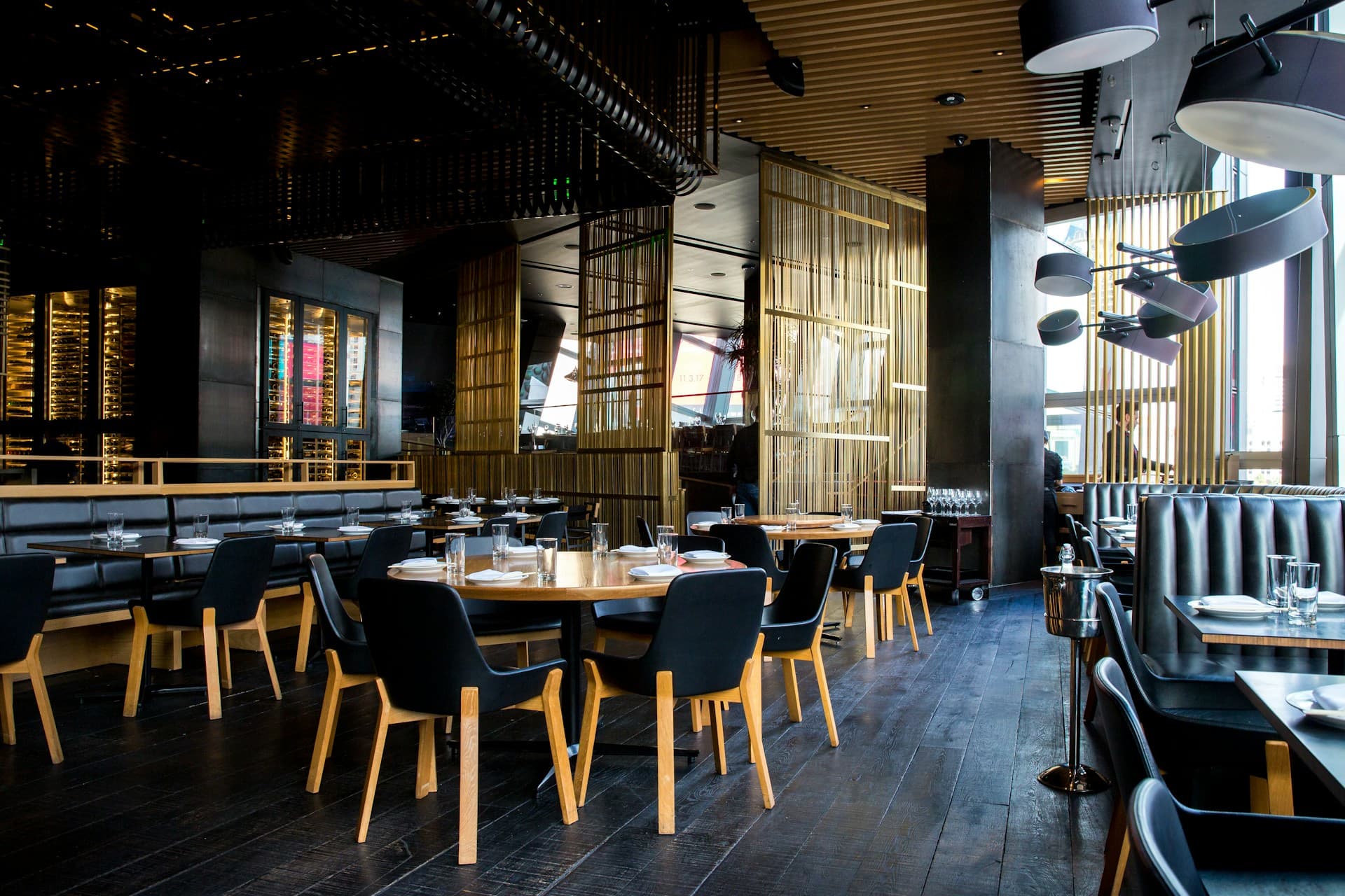 Interior de restaurante con mesas y ambiente acogedor